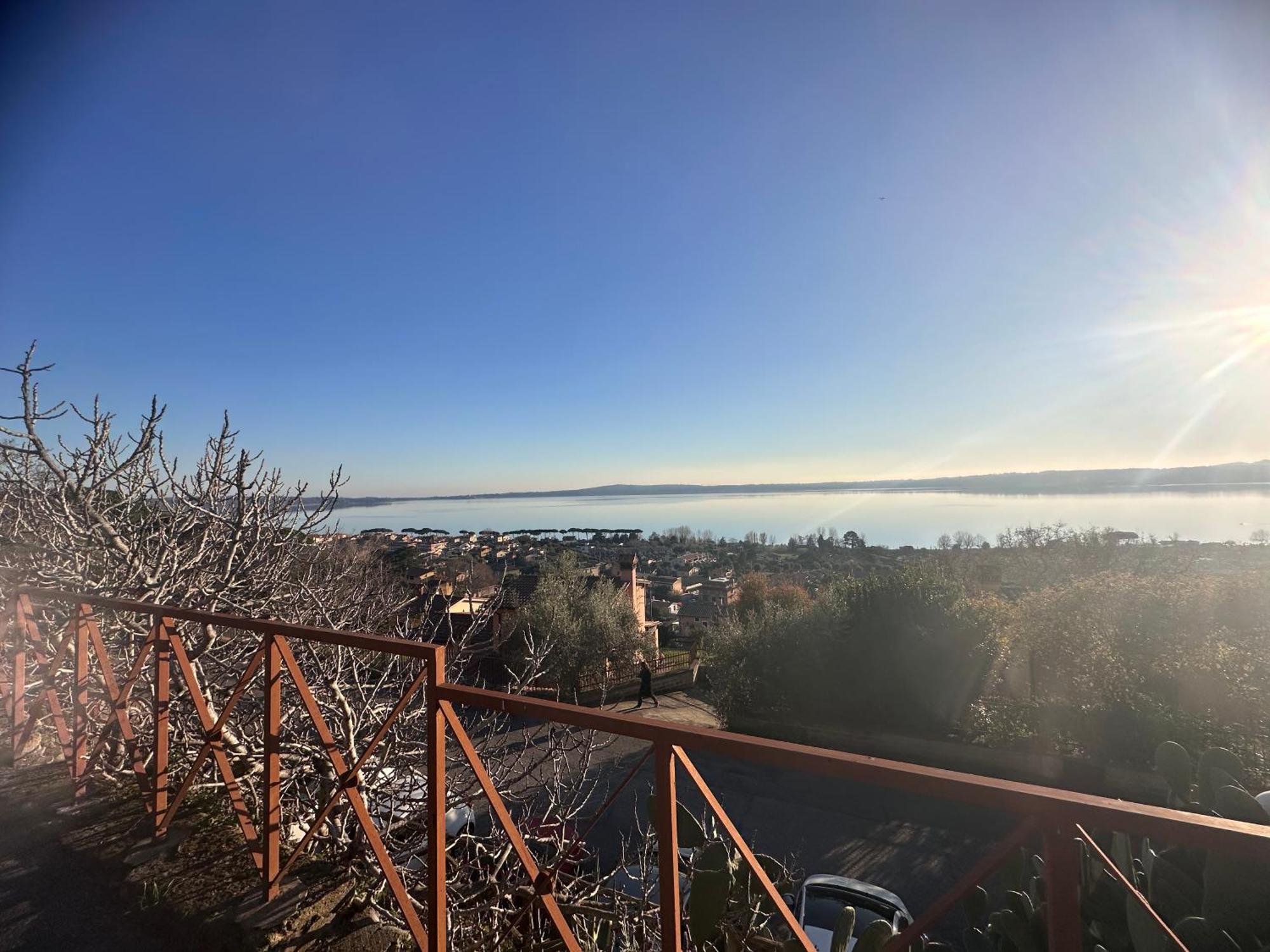 Sguardo sul lago Trevignano Romano Exterior foto